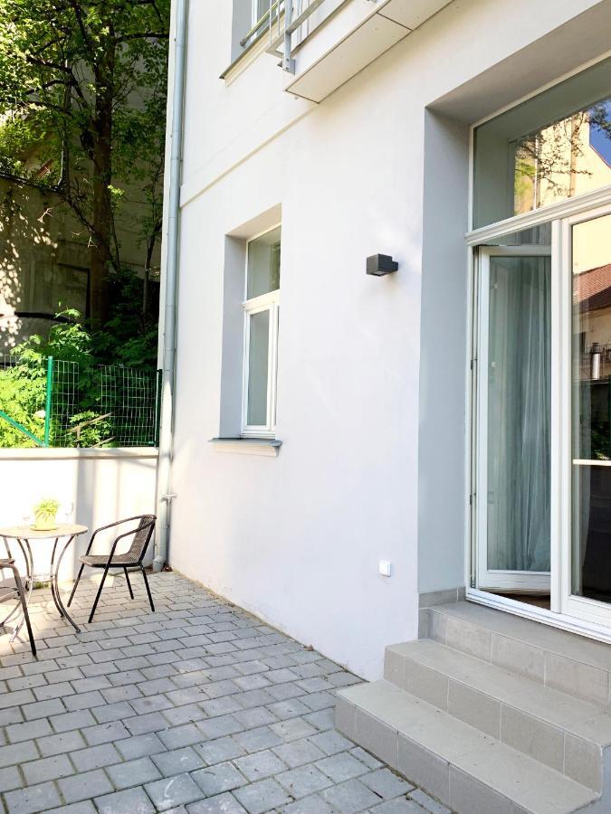 John Dee Apartmán